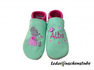 Lederpuschen mint-pink; Maus (steingrau-orchidee-pink-rosa-hellgrün-schwarz) Blume (orchidee-pink-hellgrün) & mit Namen (pink) Schmetterling (orchidee-pink-schwarz) und Blumen (orchidee-pink)